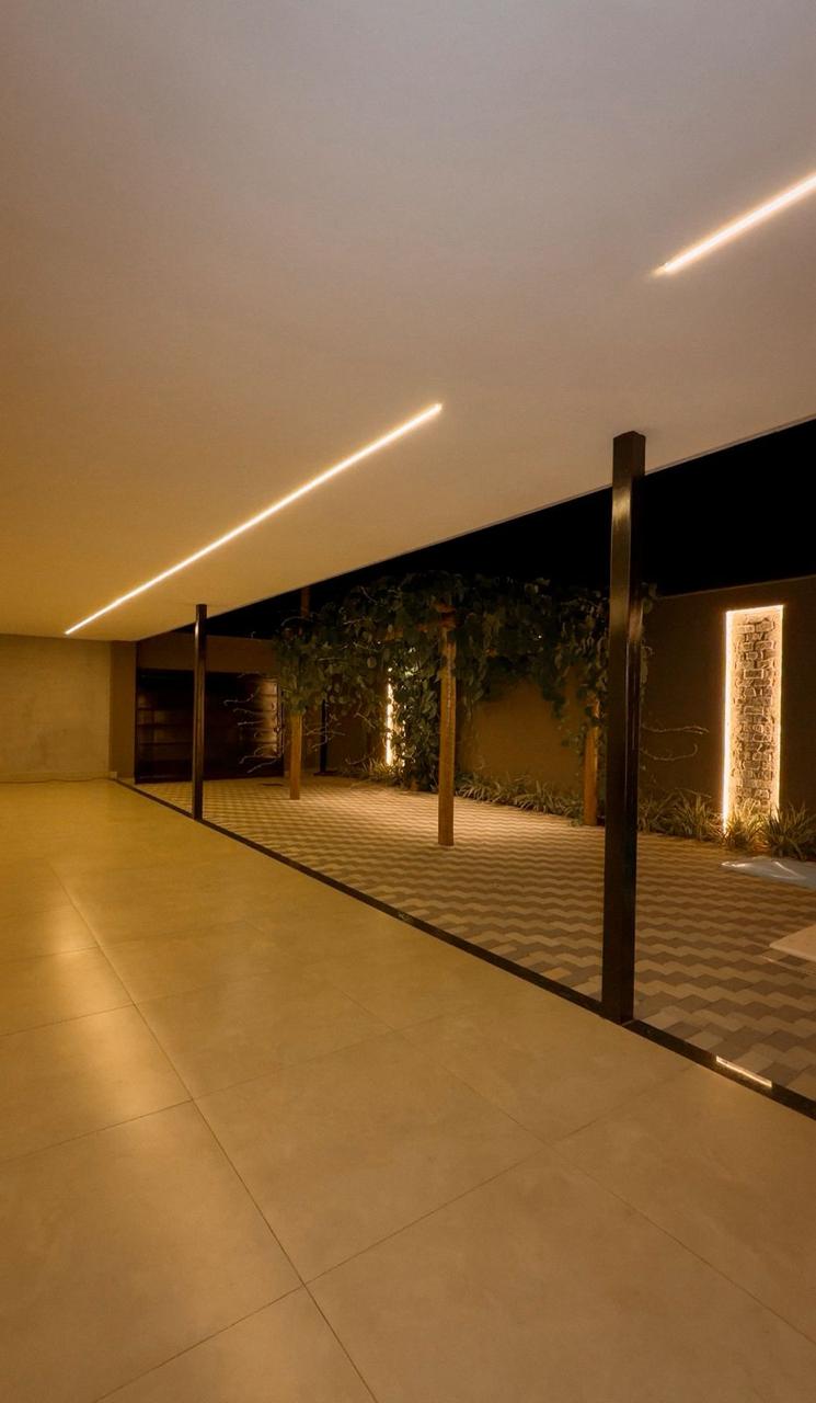 Salão com iluminação em LED