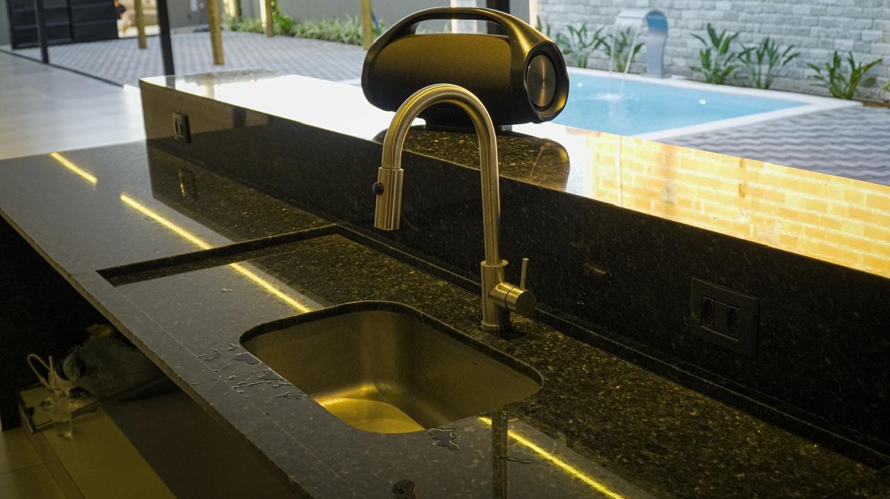 Bancada com vista para a piscina