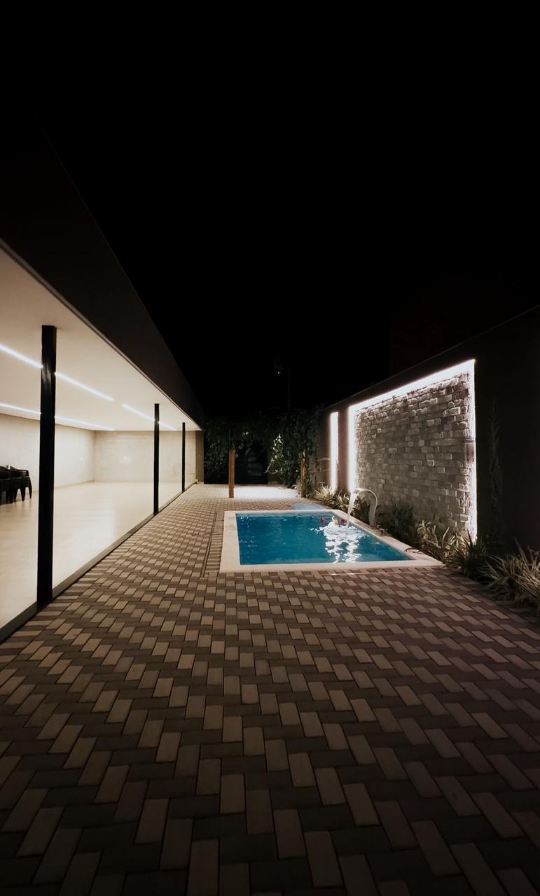 Piscina aquecida com iluminação em LED