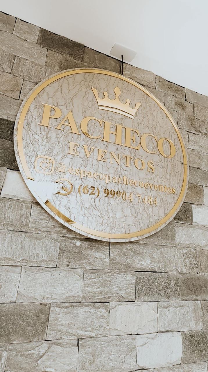 Identificação da Pacheco na parede de pedra