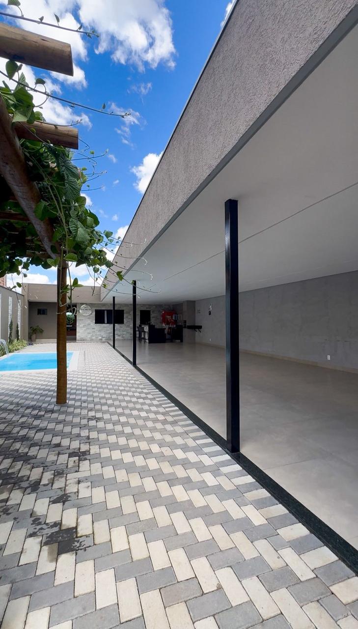 Salão aberto com vista para a piscina na Pacheco Eventos